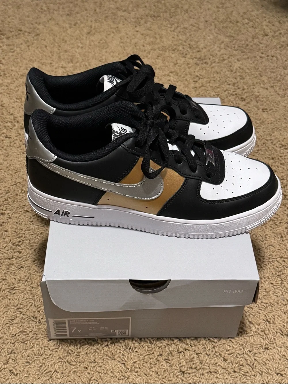 Nike Low-Top Sneakers — Black/White/Gold/Silver